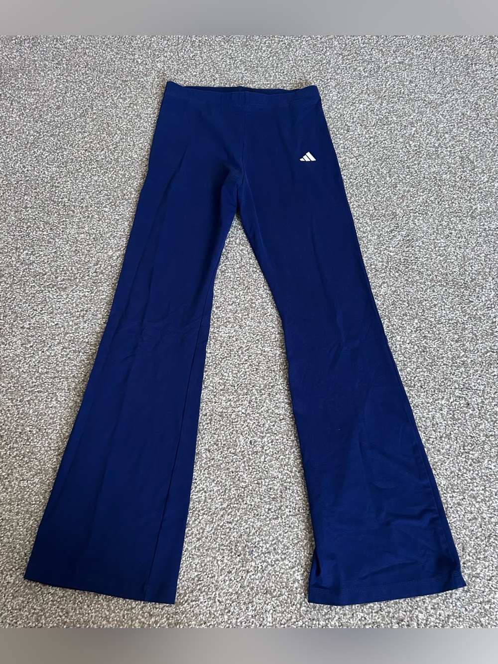 ADIDAS ESSENTIALS SMALL LOGO FLARED LEGGINGS